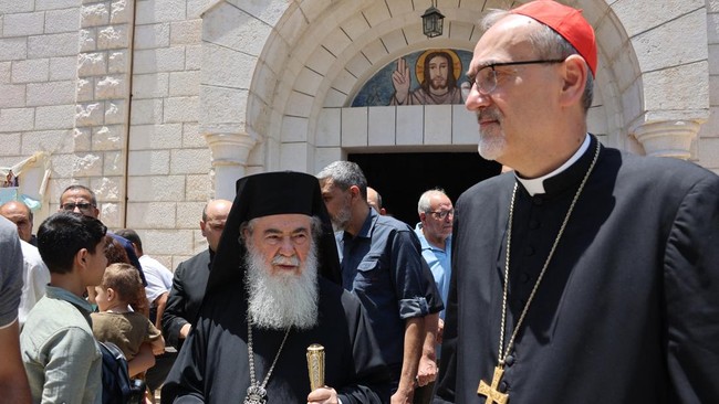 Patriark Latin Katolik Roma Yerusalem dan rekan sejawatnya dari Gereja Ortodoks Yunani ke Gaza setelah Israel serang gereja.