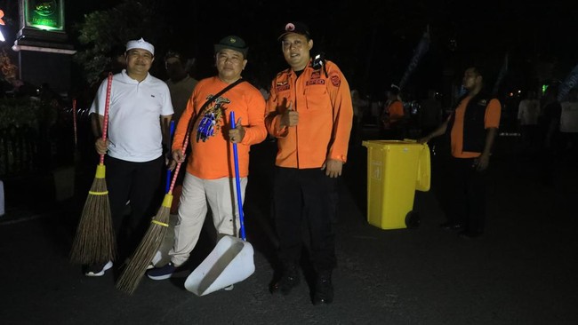 Pejabat Purwakarta Bertukar Peran, Apresiasi Petugas Kebersihan Dalam peringatan Hari Jadi Purwakarta, para pejabat Pemkab bertukar peran dengan petugas kebersihan, membersihkan lingkungan perkantoran pada Jumat (18/7).