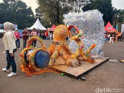 Pensi SkyAvenue 2025 Raih Rekor MURI Instalasi Plastik Bekas Terbanyak