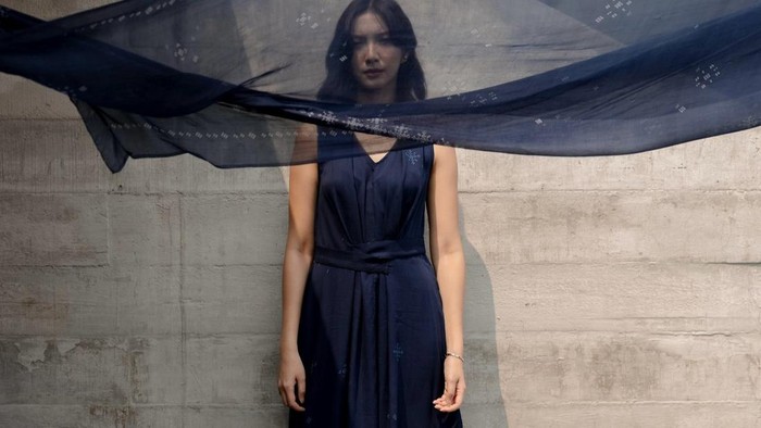 img-title Buatkan Dress Ikonis Sheila Dara di Film SORE: Istri dari Masa Depan, Simak Profil Brand Sukkha Citta