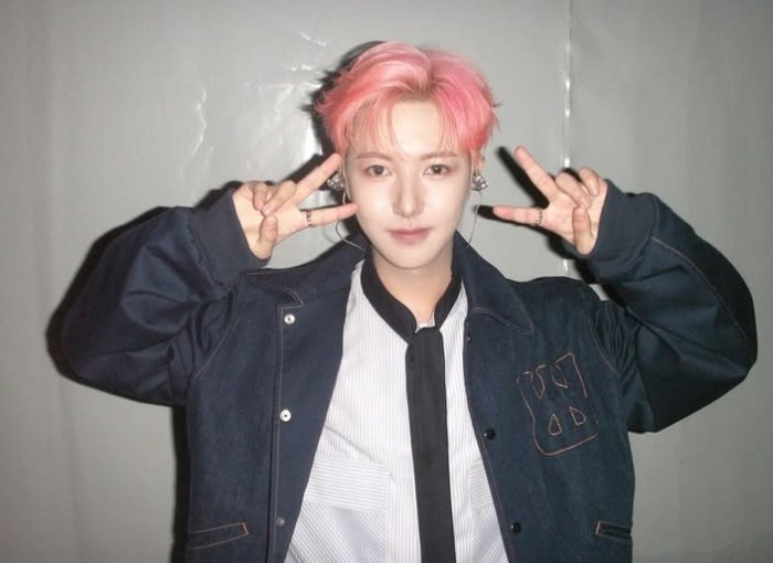 Sejak April, Renjun ‘NCT DREAM’ tampil dengan rambut pink. Lewat sosial media pribadinya, ia membagikan foto dengan rambut pink, yang semakin membuatnya tampak menawan sekaligus menggemaskan/Foto: instagram.com/yellow_3to3