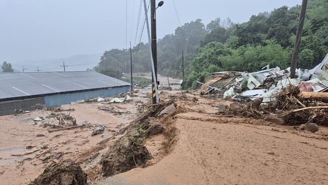 Tanah longsor yang dipicu oleh hujan deras menewaskan sedikitnya satu orang di Korea Selatan.