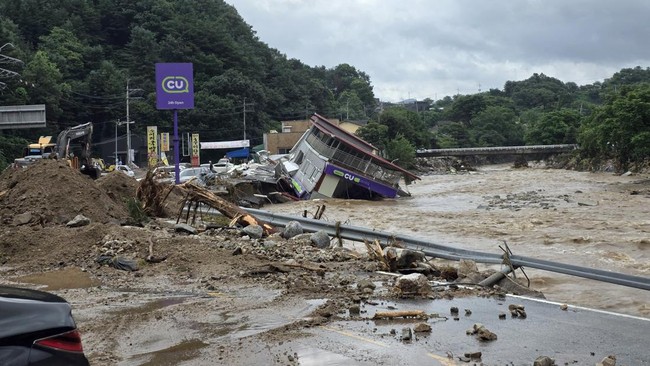 Hujan Deras 5 Hari sampai Tanah Longsor di Kosel, Total 11 Orang Tewas Hujan deras di Korea Selatan lima hari berturut-turut mengakibatkan 11 orang tewas.
