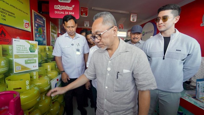 Selain melihat kesiapan KDMP Bentang sebagai lokasi peluncuran Kopdes Merah Putih, Zulhas juga mengajak warga sekitar untuk bersama-sama menyukseskan acara.
