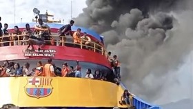 KM Barcelona Terbakar di Sulut, Penumpang Nekat Lompat ke Laut