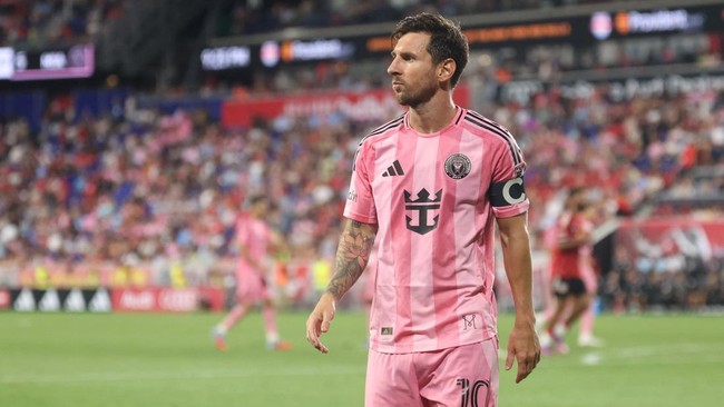 Lionel Messi memastikan diri melewati rekor gol tanpa penalti milik Cristiano Ronaldo. Kepastian itu didapat saat laga Inter Miami vs New York Red Bulls.