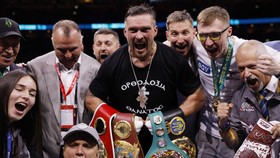 Usyk Menang TKO Atas Dubois, Jadi Juara Dunia Kelas Berat Sejati
