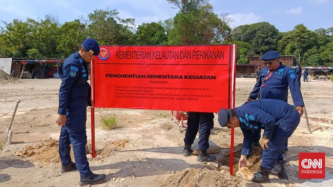 Ditjen PSDKP KKP menghentikan aktivitas tambang pasir di Pulau Citlim, karena tak kantongi izin.
