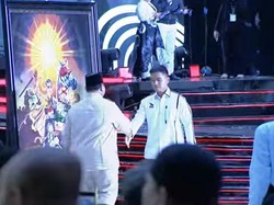 Prabowo Dapat Hadiah Lukisan dari Kaesang di Kongres PSI