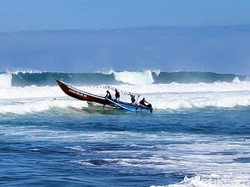 Larungan Sesaji di Pantai Genjik Purworejo, Perahu Sempat Terbalik Kena Ombak