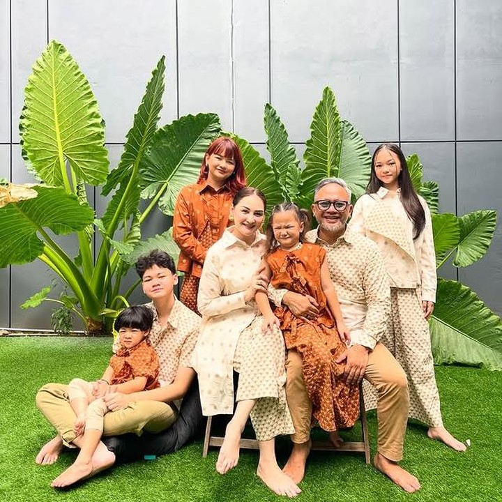 <p>Rumah tangga Mona Ratuliu dan Indra Brasco dikenal harmonis sejak menikah pada 14 September 2002. Dari pernikahan tersebut, pasangan ini telah dikaruniai empat orang anak, yakni Davina, Baraka, Syanala, dan Numa. Tak hanya itu, Mona juga merawat Balint, keponakannya, seperti anak sendiri. (Foto: Instagram @monaratuliu)</p>