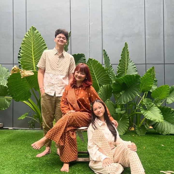 <p>Dapat dilihat dalam potret ini, Raka berdiri di samping kakak dan adik perempuannya, Davina Syafa Felisa dan Syanala Kania Salsabila yang duduk di sisi kirinya. Postur tubuh Raka terlihat paling menonjol ya, Bunda! (Foto: Instagram @monaratuliu)</p>