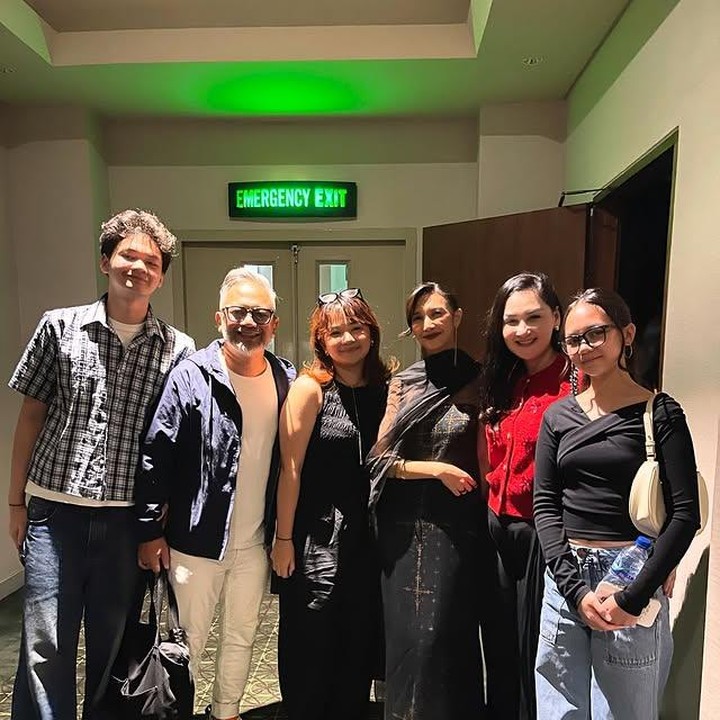 <p>Saking kompaknya, mereka juga menyempatkan waktu untuk nonton bareng film <em>Sore: Istri dari Masa Depan</em>. Di antara yang lain, Raka terlihat paling mencuri perhatian dengan postur tingginya. Sampai-sampai kelihatan paling mencolok sendiri, ya! (Foto: Instagram @monaratuliu)</p>