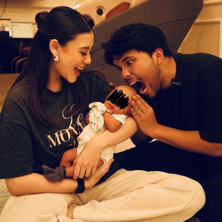 <p>Lantaran masih disembunyikan, banyak netizen yang penasaran dan menebak-nebak wajah Baby Arash. &ldquo;Cuma lihat bibirnya saja,anaknya kelihatan nya ganteng,&rdquo; tulis akun <em>@jawaba****.</em> &ldquo;Penasaran wajahnya <em>baby</em> arash,&rdquo; tulis akun <em>@ikakadamay****.</em> (Foto: Instagram@thariqhalilintar)</p>