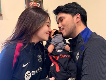img-title Sigap Ganti Popok Anak di Pesawat, Thariq Halilintar Disebut Ayah Idaman