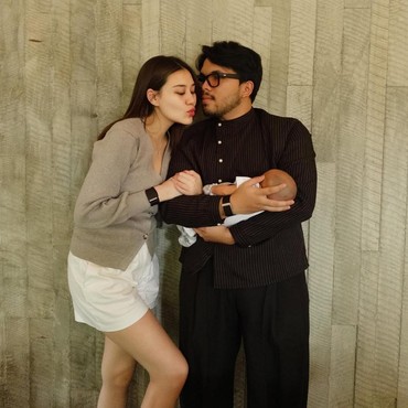 Ganti Popok Anak di dalam Pesawat, Sikap Thariq Halilintar Jadi Sorotan