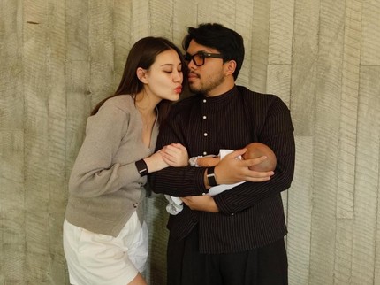 5 Potret Aaliyah Massaid & Thariq Halilintar Bareng Baby Arash, Wajahnya Bikin Penasaran