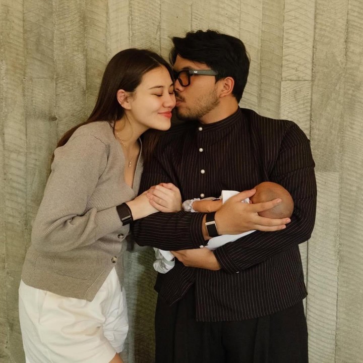 <p>Sebagian pasangan artis memutuskan untuk menjaga privasi keluarga mereka dengan tidak mengumbar wajah anak-anak di hadapan publik. Salah satunya adalah Aaliyah Massaid dan Thariq Halilintar. (Foto: Instagram@thariqhalilintar)</p>