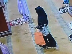 Terekam CCTV Perempuan Maling Tas Jemaah Masjid Jami Kota Malang