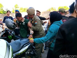 Anggota Satpol PP-Petugas DLH Palembang Terlambat Apel, Nyaris Baku Hantam