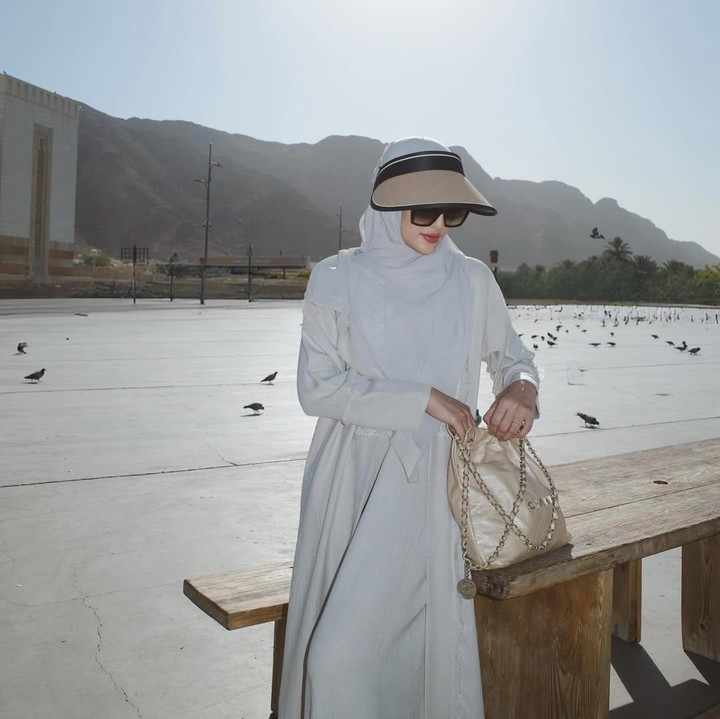 <p>Lantaran dikenal sebagai salah satu <em>fashion and beauty influencer,</em> Anissa tentunya juga tampil modis. Misalnya saja seperti foto berikut, perempuan 31 tahun ini melengkapi penampilannya dengan aksesoris seperti topi lebar dan kacamata hitam yang menambah kesan elegan. (Foto: Instagram@anissaaziza)</p>