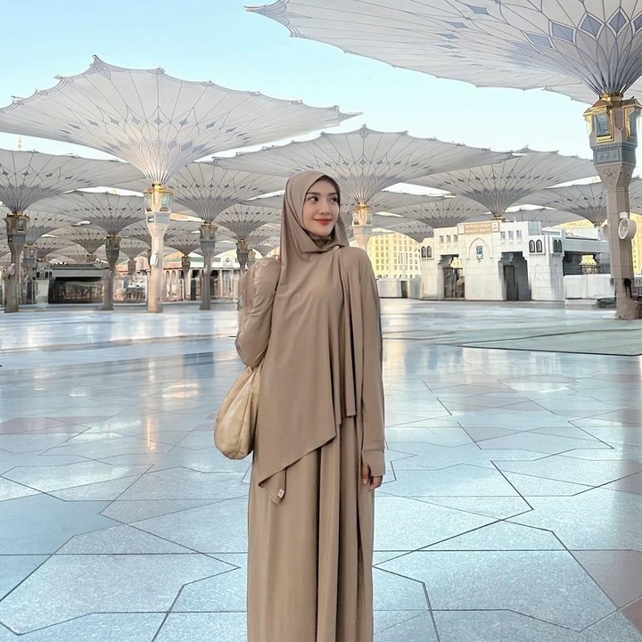 <p>Anissa pun membagikan momen ibadah tersebut melalui foto dan video yang diunggah di akun Instagram pribadinya. Misalnya saja seperti foto berikut ini ketika Anissa berada di Masjid Nabawi. “Langkah pertama di Madinah,” tulis Anissa, dikutip dari laman Instagram <em>@anissaaziza,</em> Senin (21/7/2025). (Foto: Instagram@anissaaziza)</p>