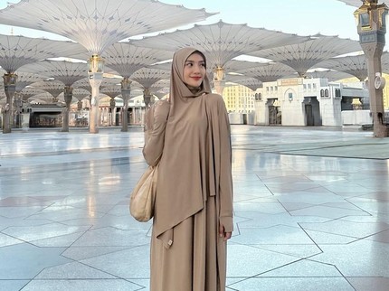 Momen Anissa Aziza Istri Raditya Dika Jalani Ibadah Umrah, Penampilannya Curi Perhatian