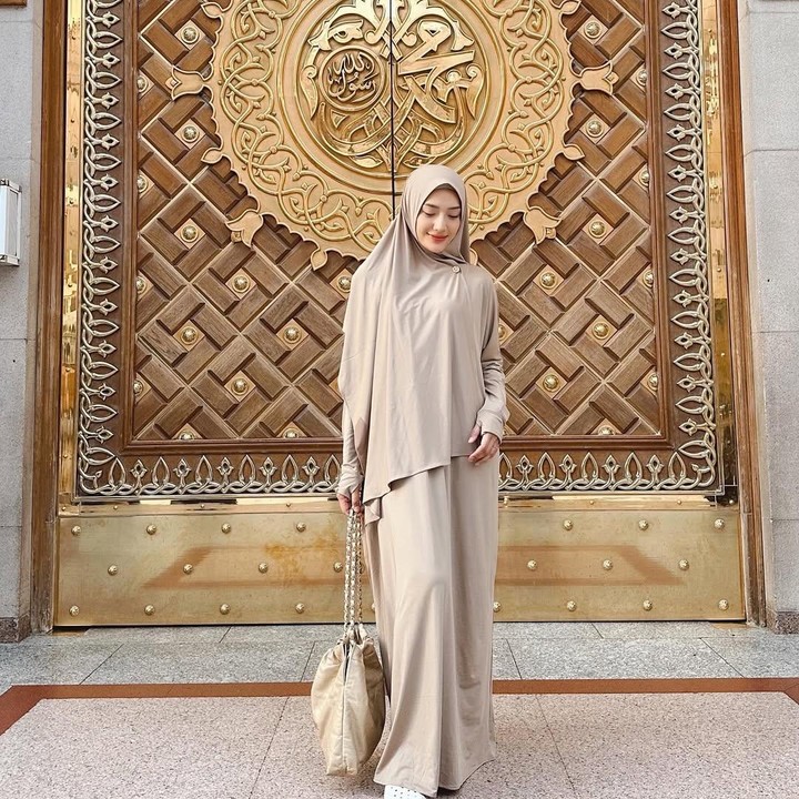 <p>Beberapa unggahan terbaru di media sosialnya pun dipenuhi dengan komentar netizen yang memuji penampilannya, Bunda. “Manis makin manis kalo<em> style</em>-nya hijabi gini,” tulis akun <em>@baiq****.</em> “Oh jadi gini yg dinamain cantik <em>pro max</em> kuadrat,” tulis akun <em>@attami****.</em> (Foto: Instagram@anissaaziza)</p>