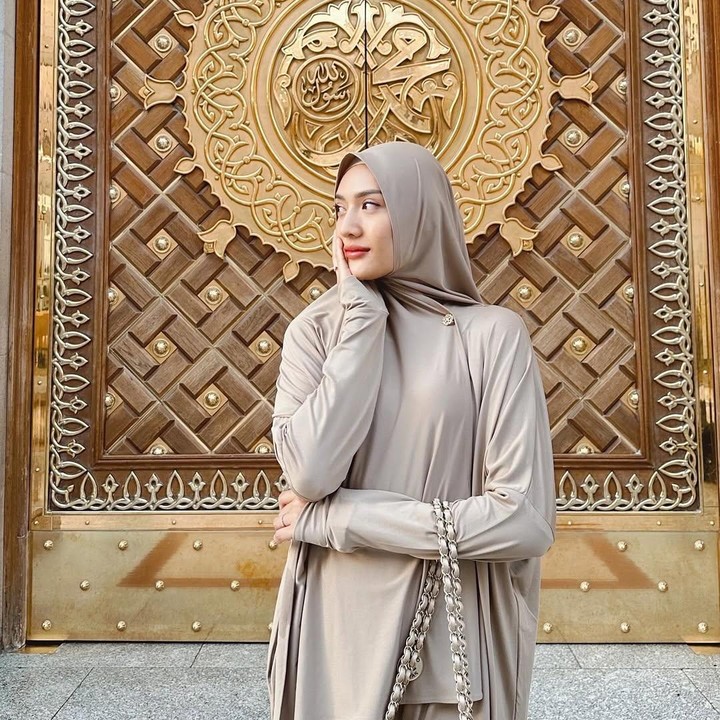 <p>Penampilan Anissa yang mengenakan hijab tampaknya berhasil mencuri perhatian publik. Bagaimana tidak? Bunda dua anak ini terlihat begitu menawan mengenakan model hijab syar’i. (Foto: Instagram@anissaaziza)</p>