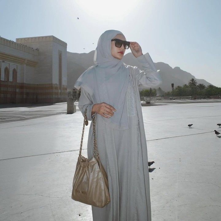 <p>Artis Anissa Aziza sedang berada di Tanah Suci untuk menjalani ibadah umrah. Namun, perjalanan kali ini tampak berbeda baginya karena tidak ditemani sang suami, Raditya Dika. (Foto: Instagram@anissaaziza)</p>