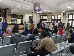 Sambut Pemutihan Pajak, Warga Sidoarjo Antre di Samsat Sejak Pagi