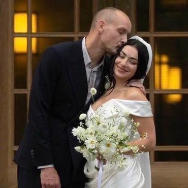 Charli XCX dan George Daniel The 1975 Resmi Menikah