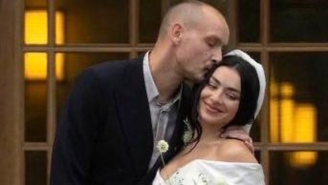 Charli XCX dan George Daniel The 1975 Resmi Menikah