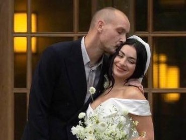 Charli XCX dan George Daniel The 1975 Resmi Menikah