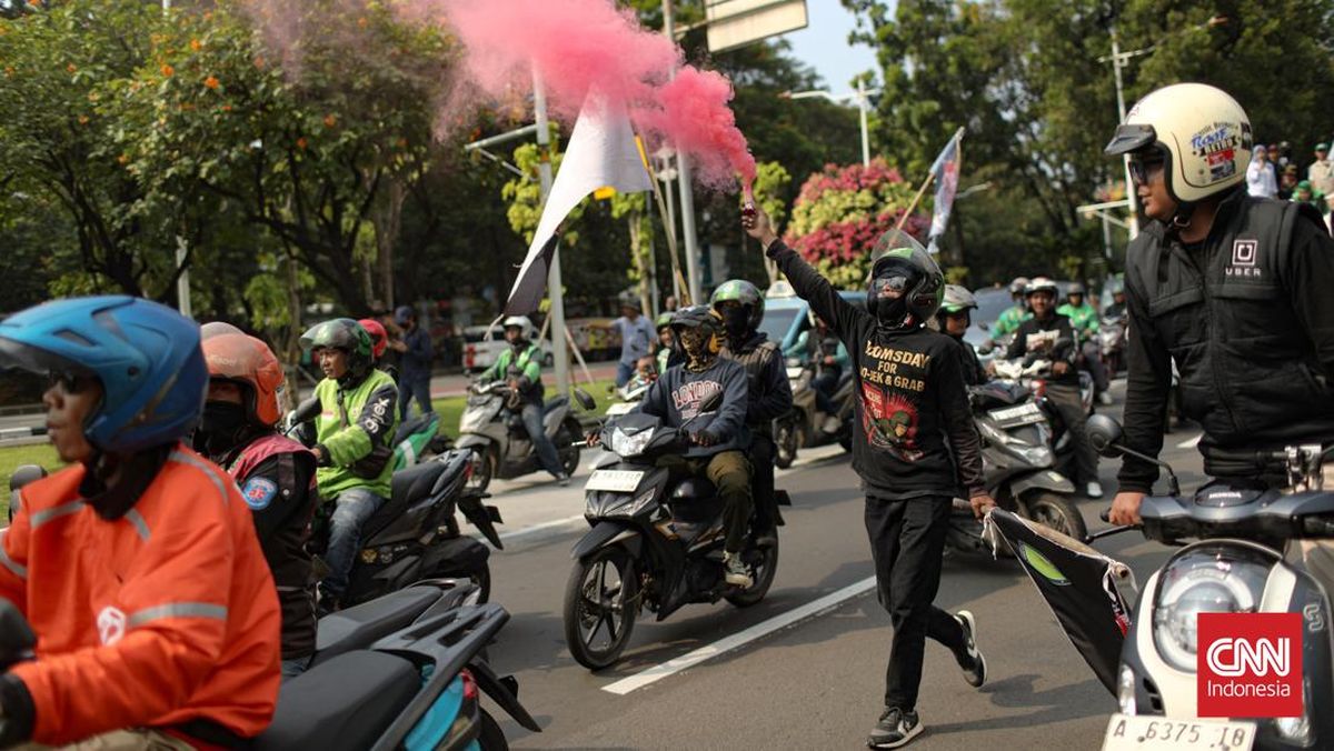 Demo Ojol di Monas Ricuh Sore Ini