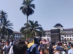 Pekerja Pariwisata Jabar Demo Desak Larangan Study Tour Dicabut