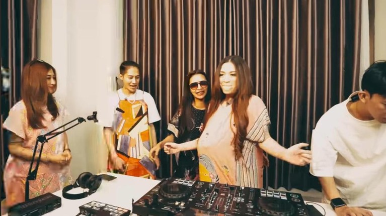DJ Panda dan Nathalie Holscher DJ Panda dan Nathalie Holscher