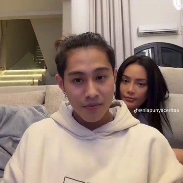 Hamil di Luar Nikah, Ini 7 Potret Erika Carlina dengan DJ Panda Intim saat Live di Rumah