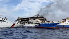 Momen Penumpang KM Barcelona Gendong Balita Sambil Live FB di Laut