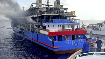 FOTO: Terbakarnya Kapal Motor Barcelona di Sulut