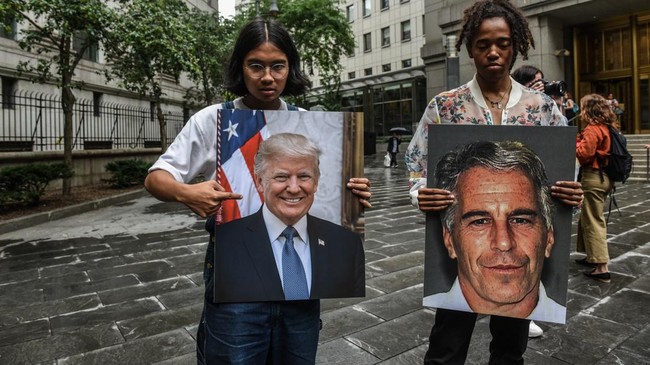 Presiden Amerika Serikat Donald Trump kembali dikaitkan dengan mendiang pelaku predator seksual Jeffrey Epstein.