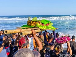 Nelayan Jatimalang Purworejo Gelar Merti Jaladri, Larung Tumpeng Hasil Bumi