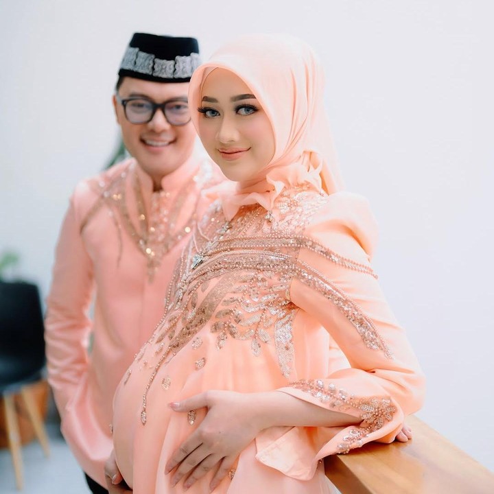 <p>Pada Mei lalu, Hemas dan Danang telah menggelar acara pengajian dan mitoni tujuh bulan kehamilan. Dalam acara ini, Hemas dan Danang kompak mengenakan pakaian bernuansa warna jingga. Hemas Nura juga memamerkan <em>baby bump</em> kehamilannya yang sudah cukup besar. Perlu diketahui, Hemas Nura dan Danang mengumumkan kehamilan pertama ini pada Februari 2025. Pasangan yang menikah pada 12 Desember 2021 ini akan dikaruniai anak berjenis kelamin perempuan, Bunda. (Foto: Instagram @danang_official91/ @hemasnura)</p>