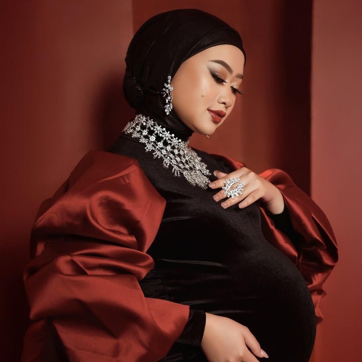 <p><em>Maternity shoot</em>&nbsp;Hemas Nura ini diambil saat usia kandungannya sudah memasuki trimester ketiga. Hemas Nura secara khusus mengungkap rasa terima kasihnya kepada sang suami dan tim yang sudah banyak membantunya menjalani <em>maternity shoot</em> ini. "Masih <em>amaze</em> sama diri sendiri diantara ke engep an trimester 3 masih sanggup foto <em>maternity</em>. <em>Plus thanks to all my team</em> dan suami pas <em>photoshoot</em> ini yg selalu perhatian dan nanyain, &ldquo;Mbak Nura klo mau duduk dulu gapapa, butuh minum? Ayo semangat mbaa&rdquo;," tulisnya. (Foto: Instagram @danang_official91/ @hemasnura)</p>