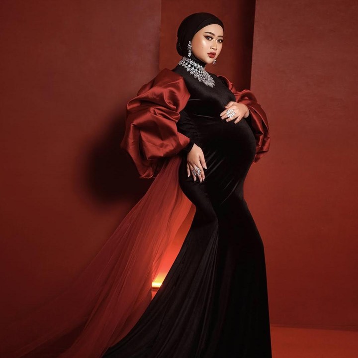 <p>Beberapa hari sebelum melahirkan, Hemas Nura membagikan&nbsp;<em>maternity shoot</em>&nbsp;untuk menyambut anak pertamanya. Selain gaun yang anggun, Hemas Nura terlihat cantik dengan riasan <em>bold</em> di wajahnya. Ia menambahkan aksesoris perhiasan bertabur berlian untuk menjadi statment dari penampilannya yang elegan. (Foto: Instagram @danang_official91/ @hemasnura)</p>