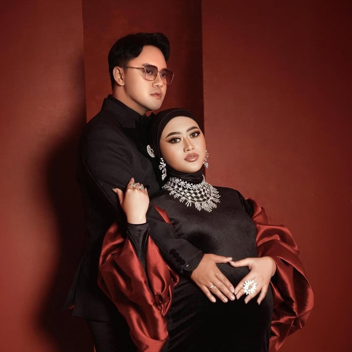 <p>Hemas Nura, istri pedangdut Danang DA yang berprofesi sebagai dokter spesialis saraf baru saja melahirkan anak pertamanya pada 22 Juli 2025. Sebelum melahirkan, Hemas Nura dan Danang memamerkan <em>maternity shoot</em> kehamilan. Hemas Nura tampil cantik mengenakan gaun yang anggun dengan riasan bold dan perhiasan yang menghias lehernya. Sementara itu, Danang tampil gagah memakai setelan jas berwarna senada dengan gaun istrinya. (Foto: Instagram @danang_official91/ @hemasnura)</p>