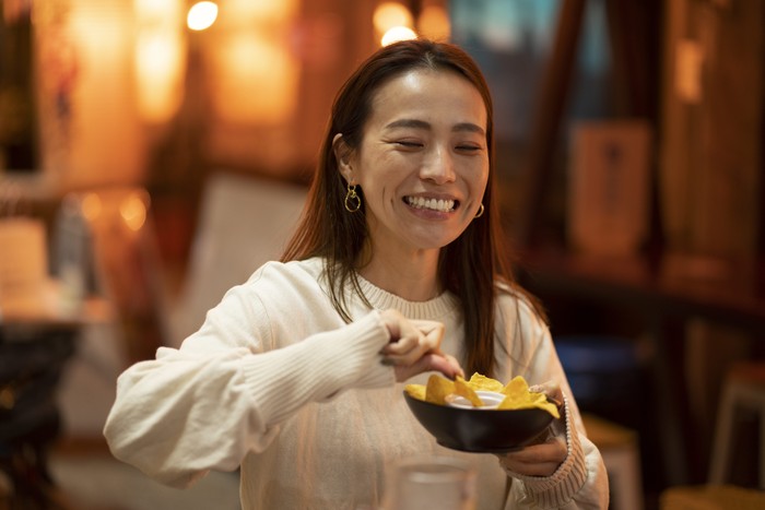 Ilustrasi makan camilan