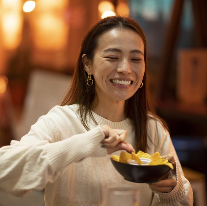 Ilustrasi makan camilan