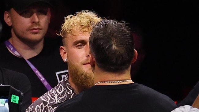 Oleksandr Usyk menyatakan siap menerima tantangan Jake Paul untuk duel dalam aturan mixed martial arts.