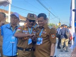 Nyentrik! Kades Bertopi Koboi Nyanyi Sambut Gubernur Luthfi di Peluncuran KDMP